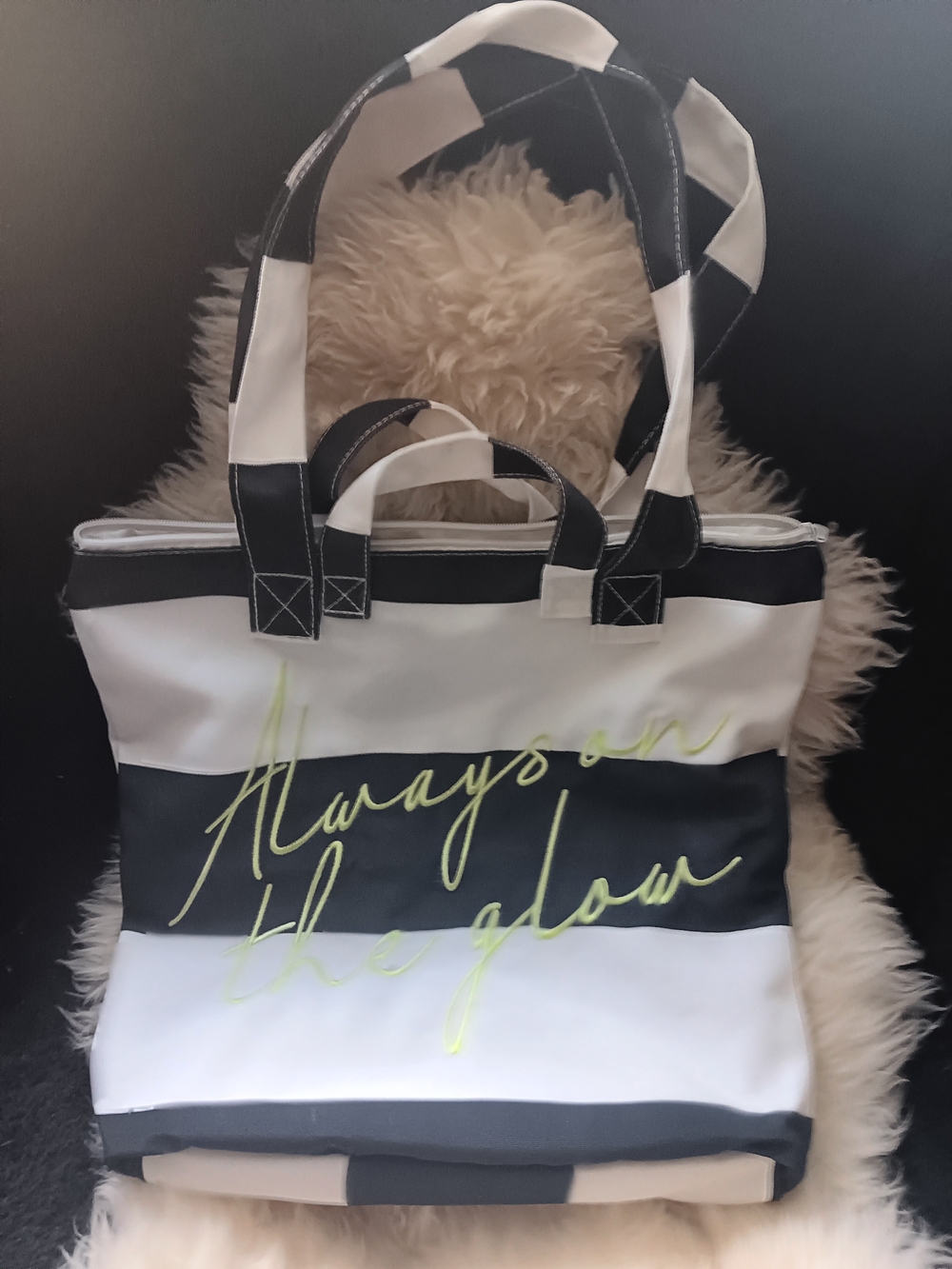 Limelife "Always on The Glow" Tote with 3 FULL SIZE Lipsticks/Skin Care Samples